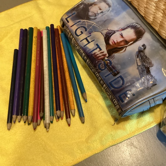 Star Wars pencil case and colored pencils. - Picture 5 of 7
